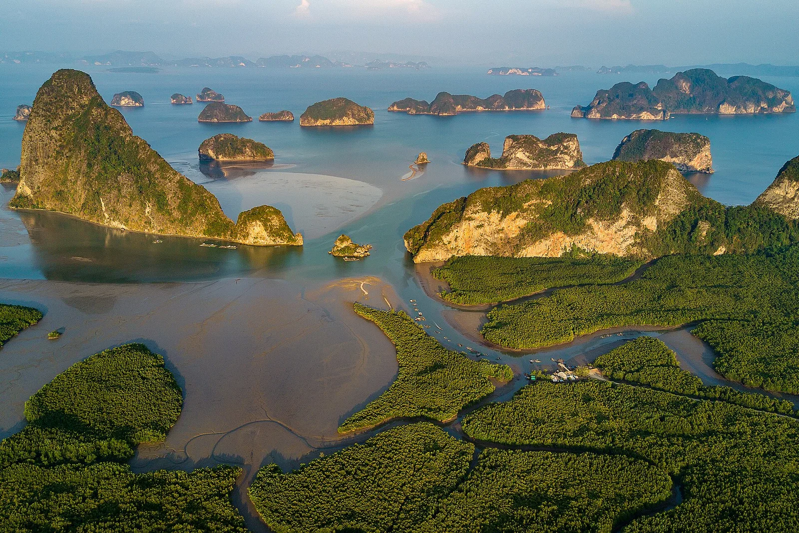 เกาะหินปูนและป่าชายเลนในอ่าวพังงา