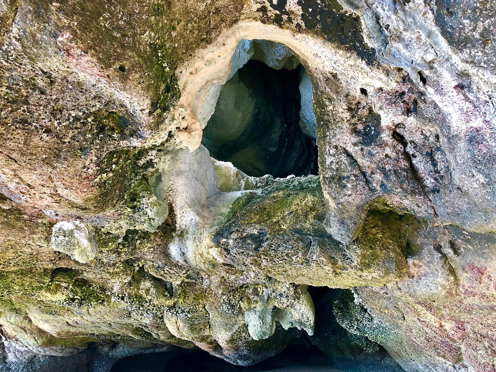 Höhleneingang über dem Wasser — Phang-Nga-Bucht