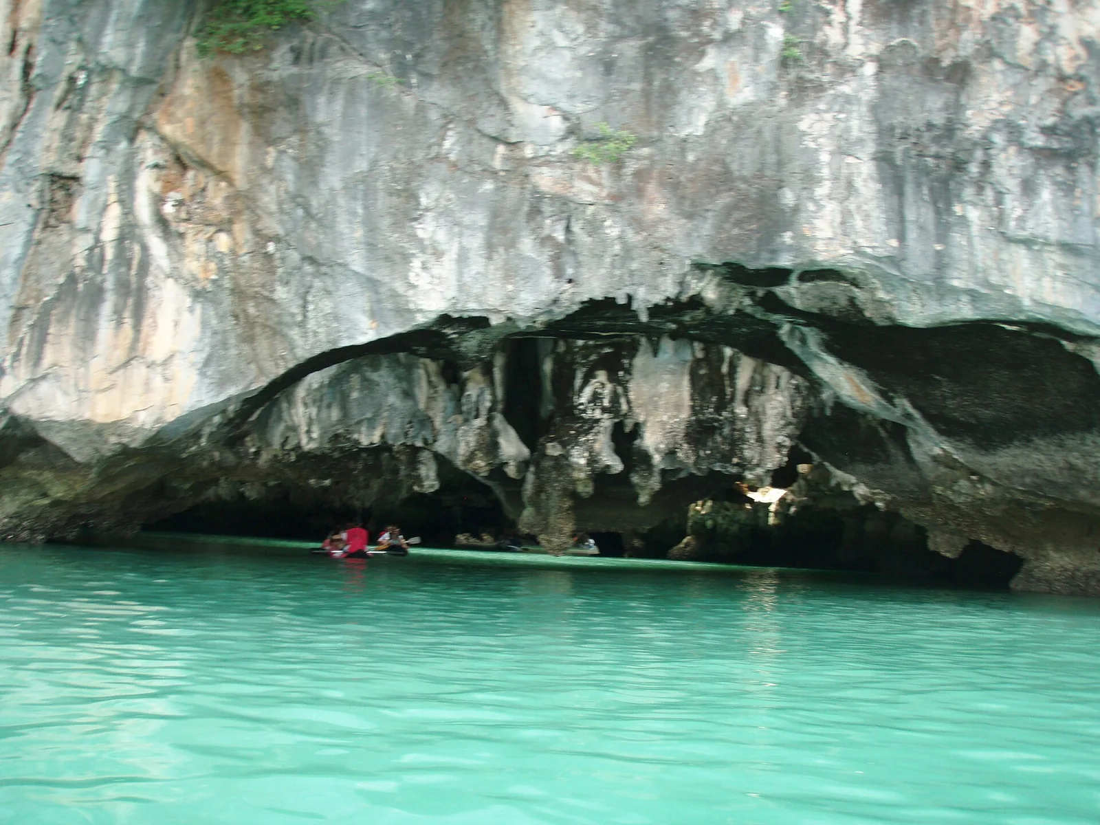 Kanus am Eingang einer Meereshöhle — Phang-Nga-Bucht