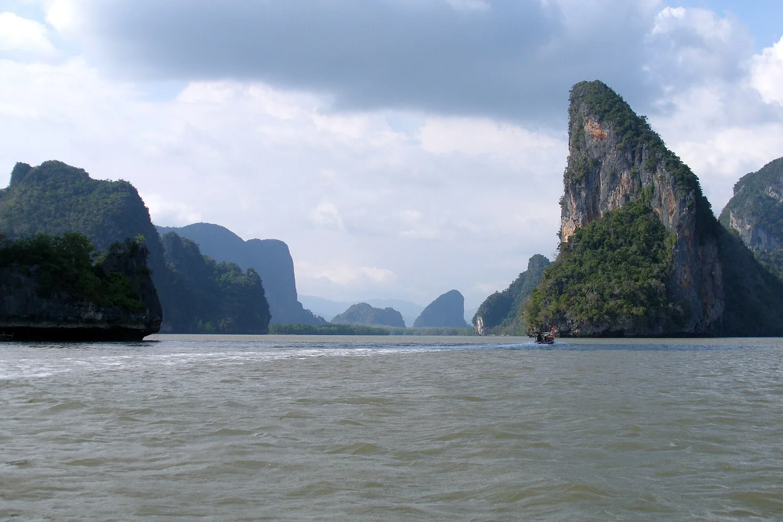 Wolken über dem Inselkanal — Phang-Nga-Bucht