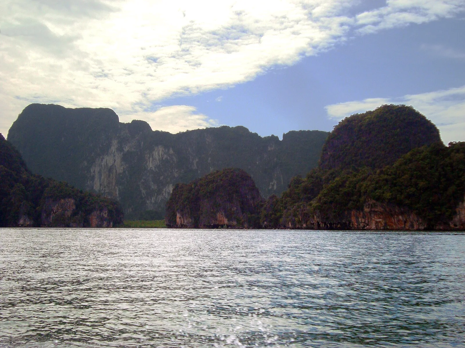 Kalksteinwände im Abendlicht — Phang-Nga-Bucht