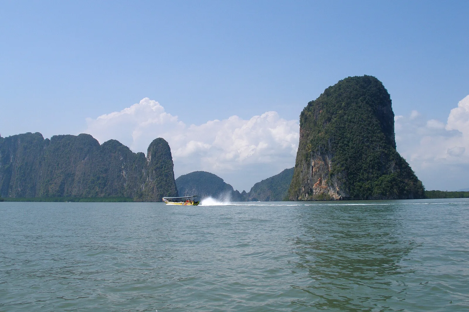 Grüne Inseln und Boote — Phang-Nga-Bucht
