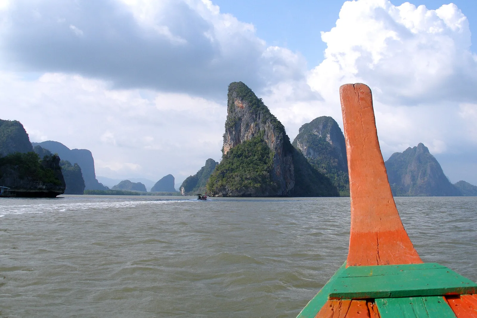 หัวเรือหางยาวสีสด — อ่าวพังงา