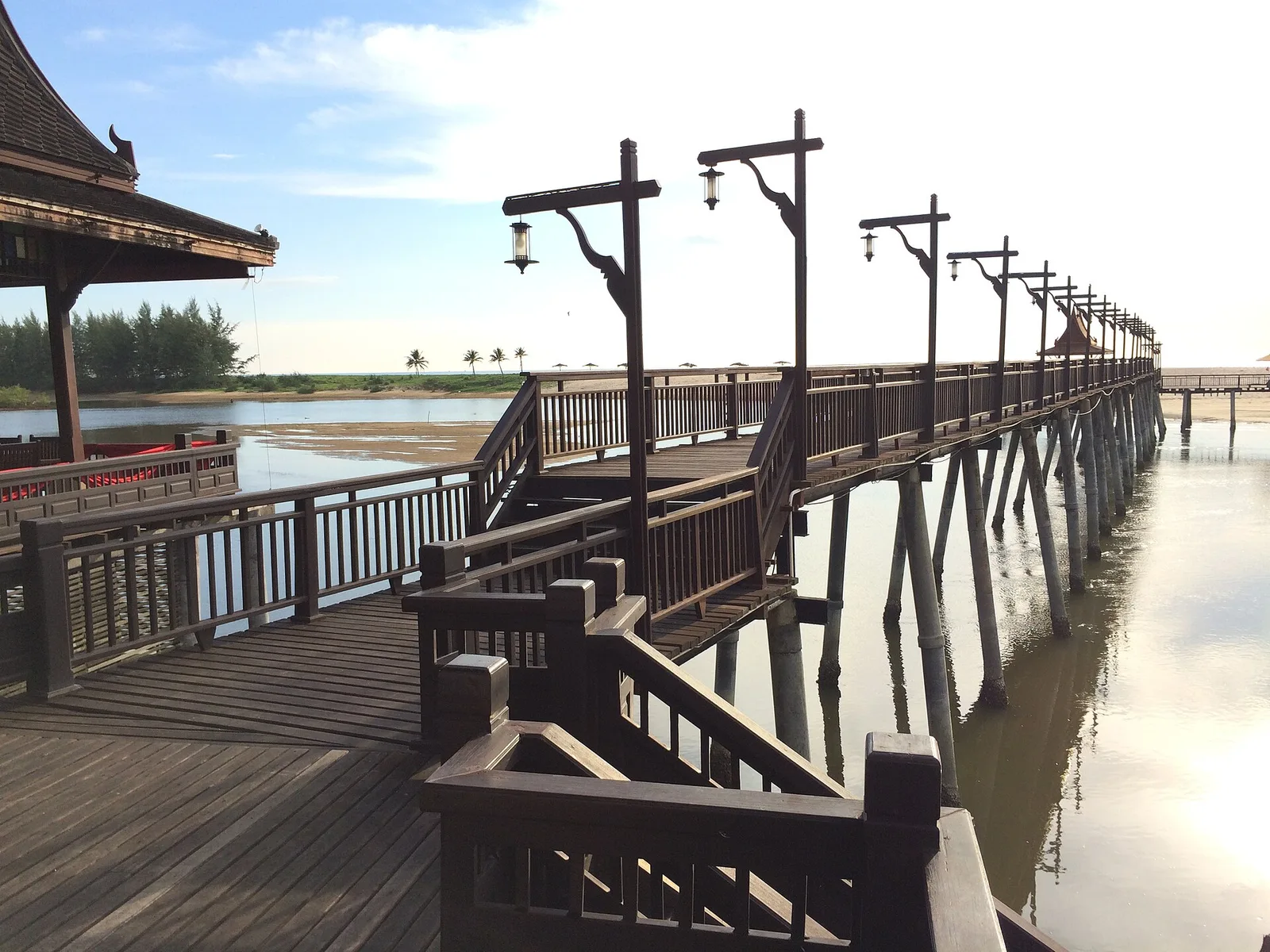 Jetée en bois sur la côte — Khok Kloi, Phang Nga