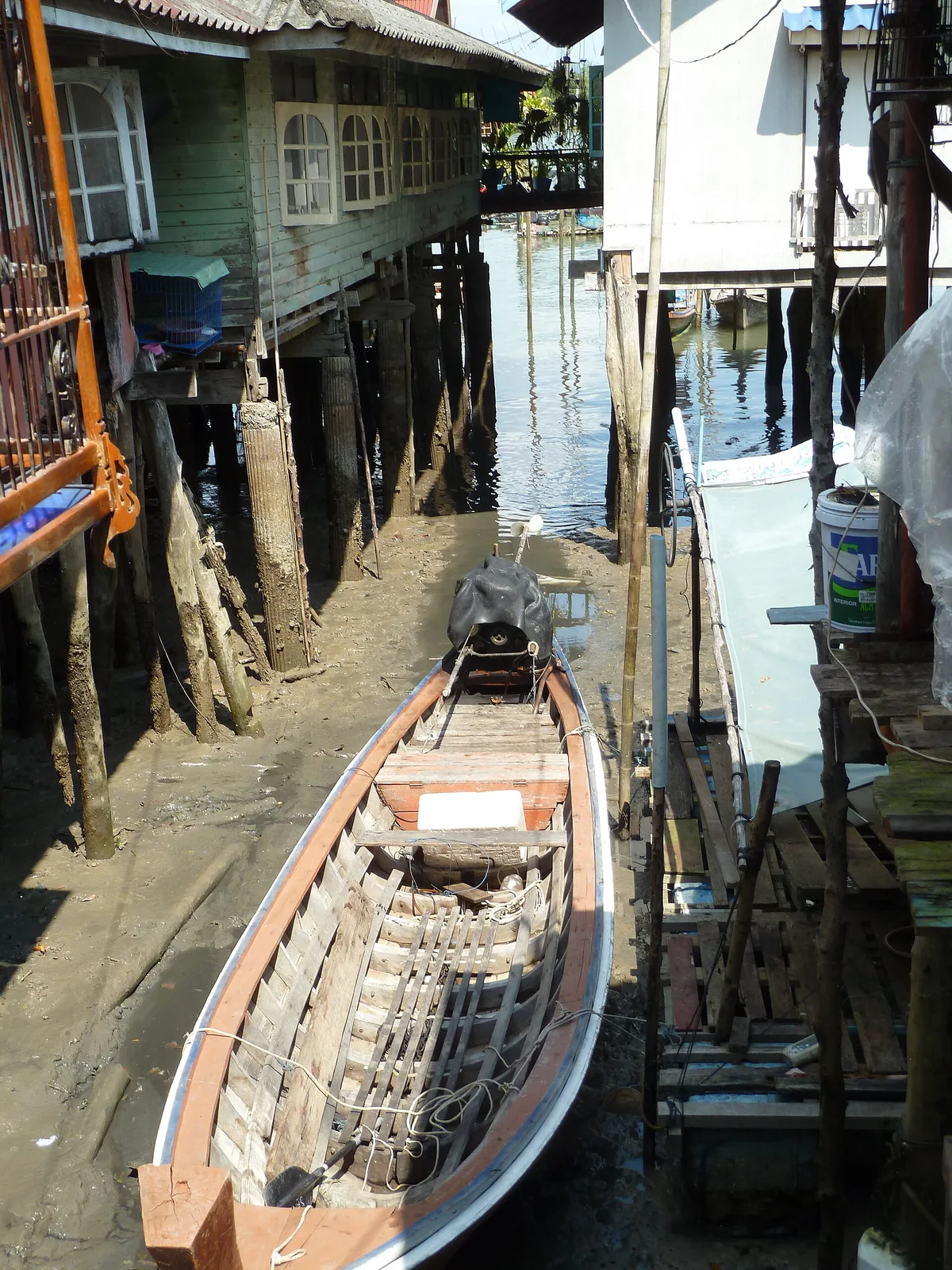 Vertäutes Boot zwischen Dorfhäusern — Koh Panyee
