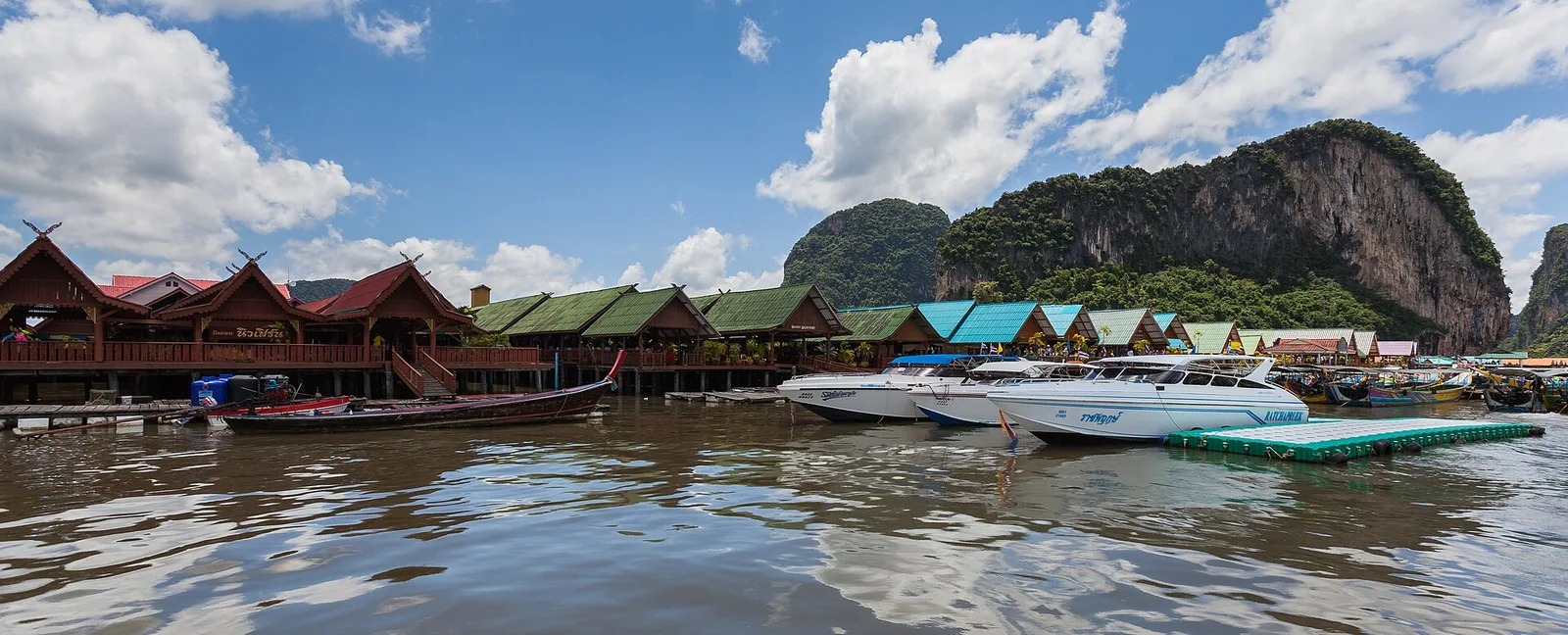 Dächer und vertäute Boote — Koh Panyee