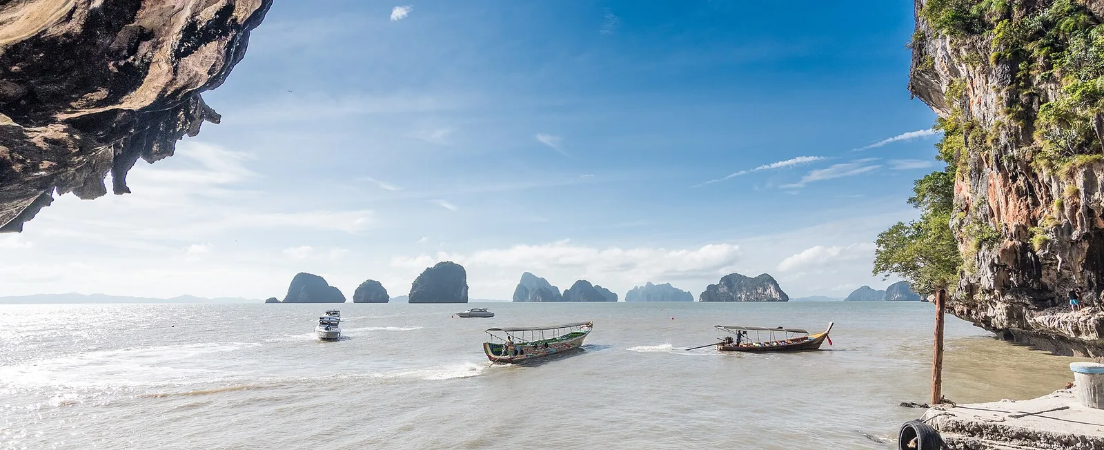 Boote am Strand unter einem Felsüberhang — Khao Phing Kan