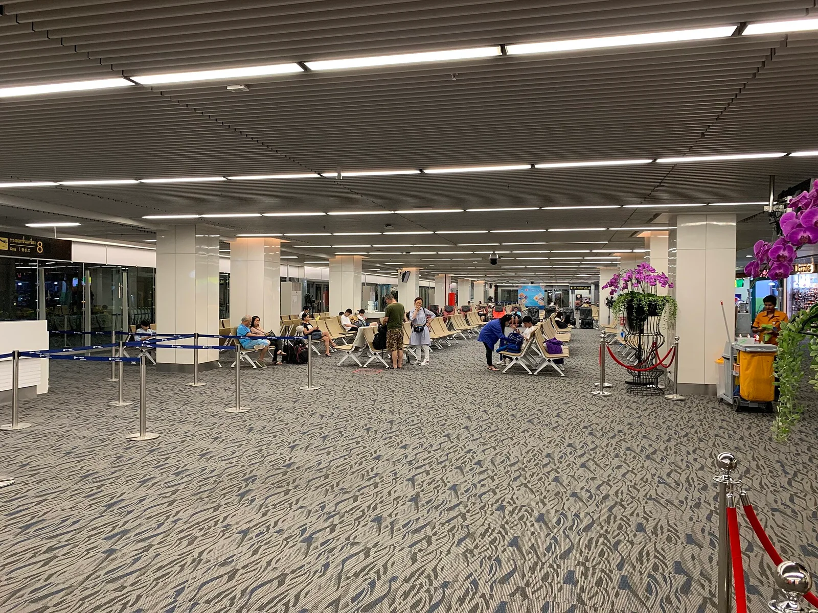 Sitzbereich im Inlandsterminal — Flughafen Phuket