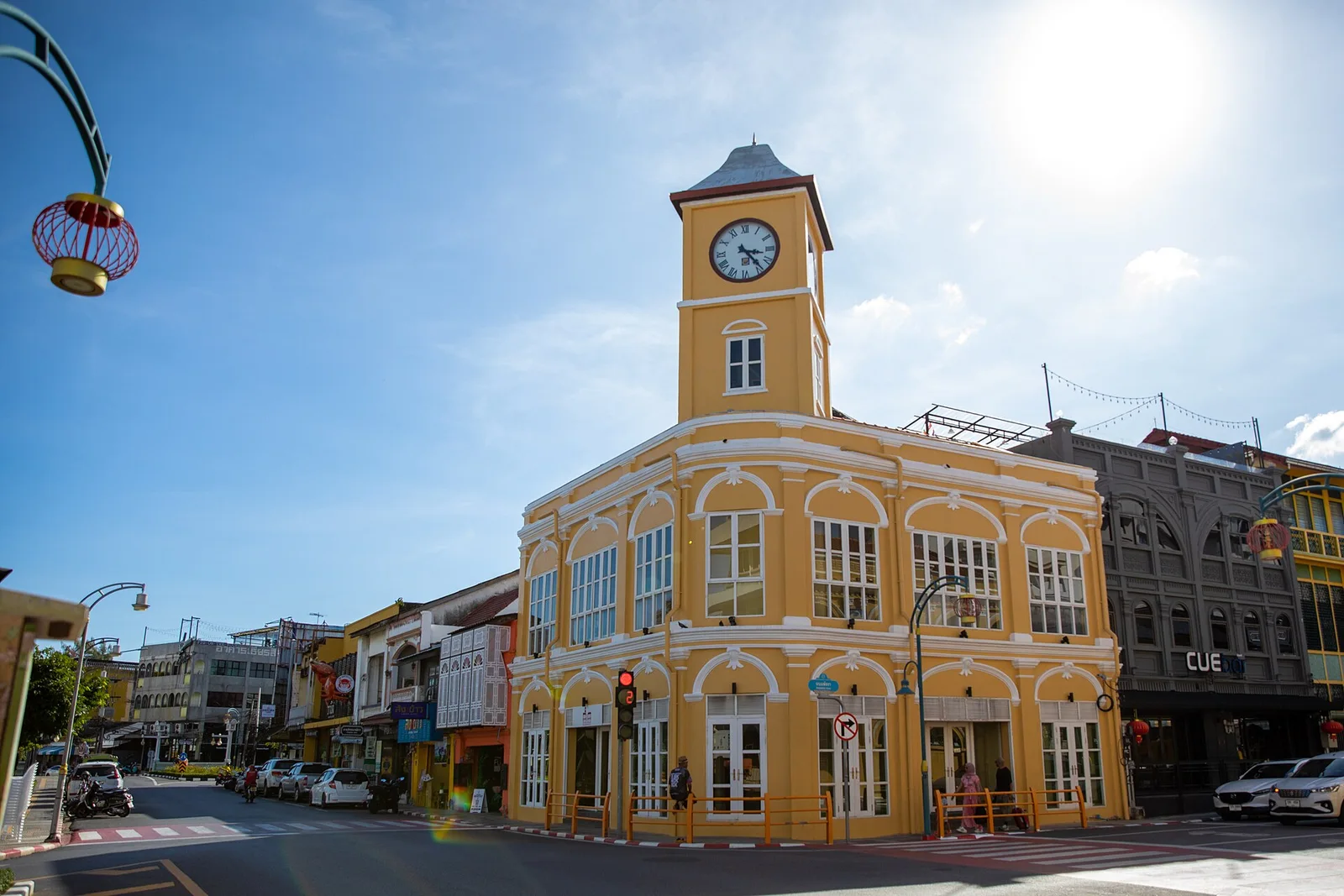 Gelbe ehemalige Polizeistation mit Uhrturm — Altstadt von Phuket