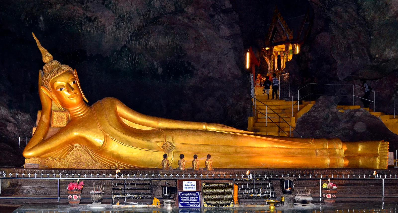 พระพุทธไสยาสน์ภายในถ้ำ — วัดสุวรรณคูหา