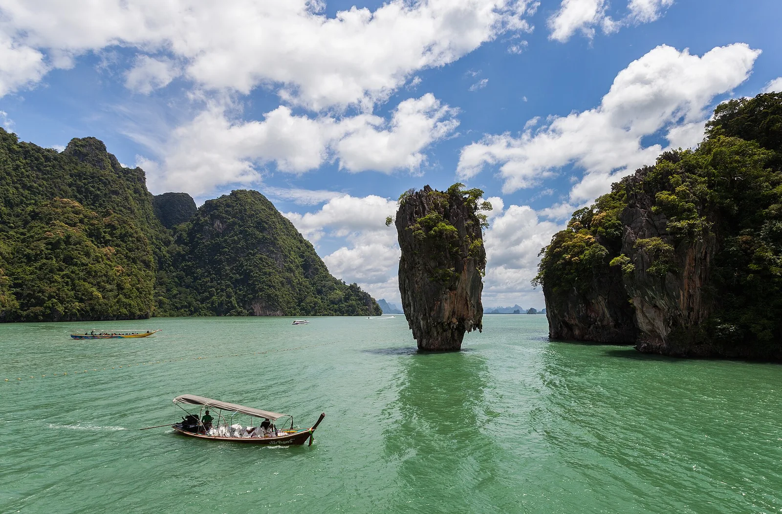 Longtail-Boot und Felsnadel — Ko Tapu