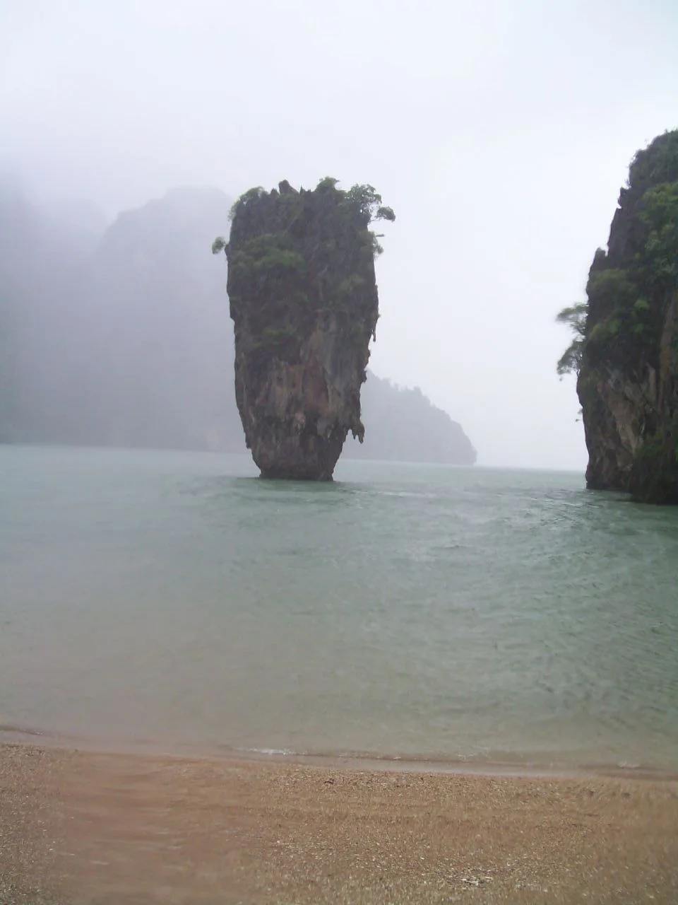 Regen und Nebel über der Bucht — Ko Tapu
